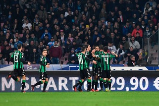 Serie A, Napoli-Sassuolo 1-1. Defrel gela il San Paolo, la Juve dista 8 punti