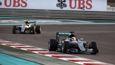 F1, Hamilton e Raikkonen provano gomme Pirelli