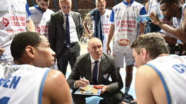 Basket Serie A, Cantù esonera Kurtinaitis