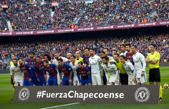 Barcellona-Real Madrid, un abbraccio e un minuto di silenzio per ricordare la Chapecoense
