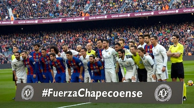 Barcellona-Real Madrid, un abbraccio e un minuto di silenzio per ricordare la Chapecoense