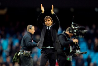 Conte diserta la conferenza stampa per non perdere il treno