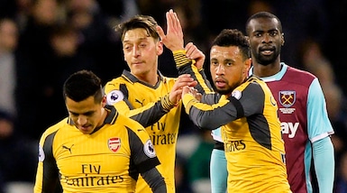 Premier League, l'Arsenal resta a -3 dal Chelsea. Ranieri sempre più giù