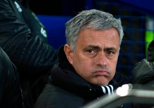 Harakiri Liverpool, il Chelsea vola a +3. Mourinho, altro pari
