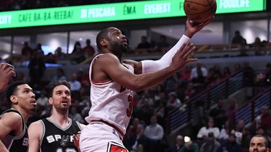 Wade affonda gli Spurs, Warriors inarrestabili