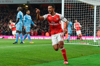 L'Arsenal aggancia il Chelsea. Swansea, doppietta Llorente. Poker Leicester