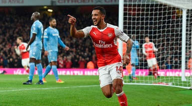 L'Arsenal aggancia il Chelsea. Swansea, doppietta Llorente. Poker Leicester