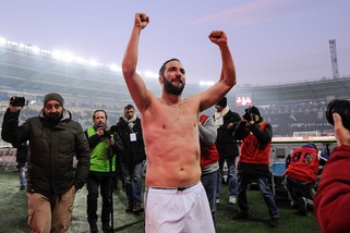 Spogliarello Higuain, che festa dopo la doppietta nel derby!