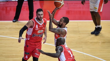 Maynor doma Reggio Emilia, Varese torna a vincere