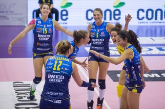 L'Imoco stende Busto 3-0 e aggancia la vetta. Modena corsara