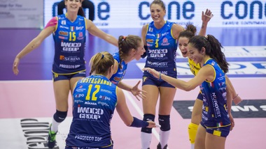 L'Imoco stende Busto 3-0 e aggancia la vetta. Modena corsara