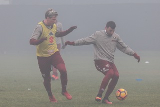 Torino, l'allenamento dopo il derby è nella nebbia