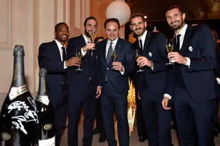 Juventus,sorrisi e bollicine: un brindisi al Natale