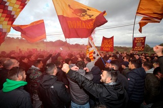 Tifosi della Roma a Fiumicino: «Spallè, batti 'ste zebre!»