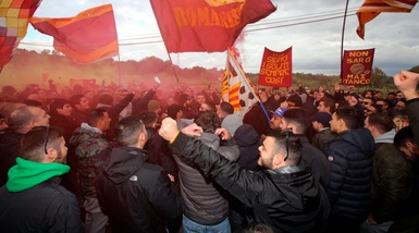 Tifosi della Roma a Fiumicino: «Spallè, batti 'ste zebre!»