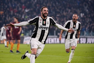 Fantastico Higuain, Juve da record allo Stadium. Roma battuta e a -7