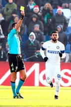 In campo Gabigol, 4 minuti ed ammonizione: il web si scatena