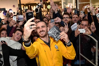 C'è Bonucci al JStore e i tifosi fanno festa