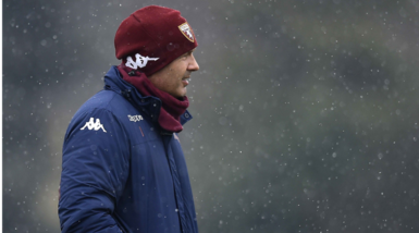 Torino, seduta sotto i fiocchi di neve dopo l'uragano Napoli