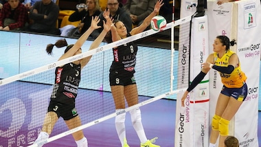 L'Imoco si beve il tè nel posticipo del lunedì pomeriggio e vince a Modena