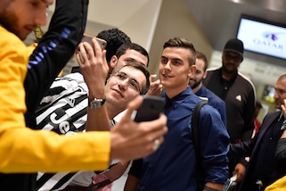 La Juve arriva a Doha: selfie e autografi all'aeroporto