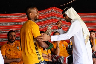 L'allenamento Juve è terminato e per Evra c'è un nuovo amico