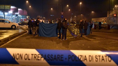 Milano, ucciso il killer di Berlino: le immagini dopo la sparatoria