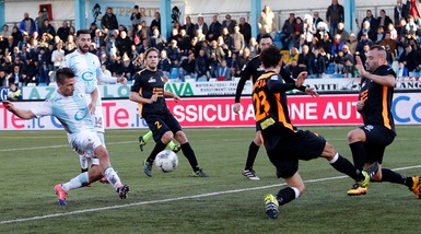 Natale amaro per Pro Vercelli e Novara. Volano Frosinone e Spal