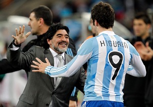 Maradona punge Higuain: «I soldi contano più della maglia»