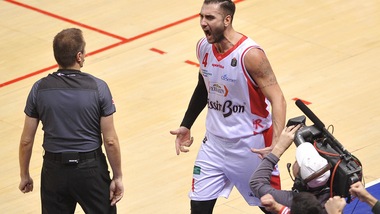 Aradori affonda Milano, Venezia passeggia a Varese