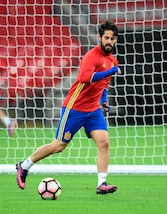 Real Madrid, dalla Spagna: «Dubbi sul rinnovo di Isco. C'è anche la Juve»