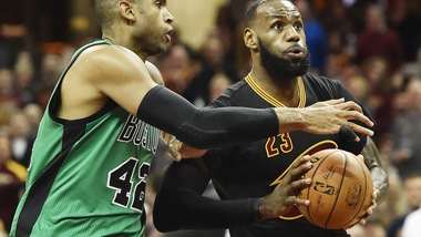 Nba, il "Re" LeBron compie 32 anni