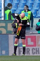 A Marassi si ferma anche la bandierina dell'assistente Tegoni