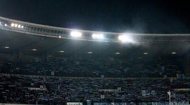 Serie B Spal, per il tifoso caduto al Bentegodi la prognosi resta riservata