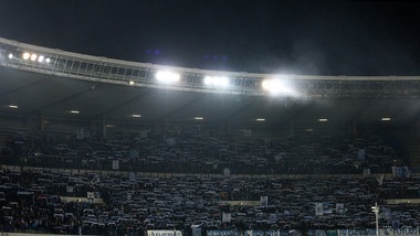 Serie B Spal, per il tifoso caduto al Bentegodi la prognosi resta riservata