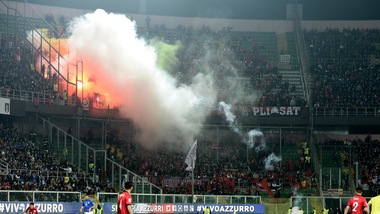 Lancio di fumogeni, Italia-Albania sospesa per 8'