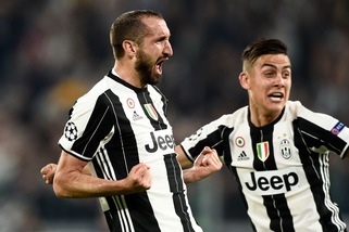 Fantastica impresa della Juventus, grandissimo Dybala e Chiellini fa tris: Barcellona matato