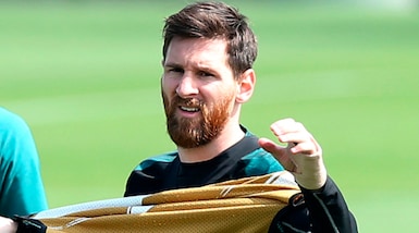 Barcellona, che succede a Messi? La mano è ancora fasciata