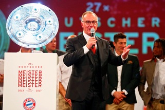 Rummenigge conferma: «Douglas Costa? Stiamo trattando con la Juventus»
