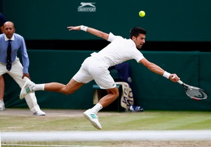Tennis, Wimbledon: Djokovic batte Mannarino e vola ai quarti