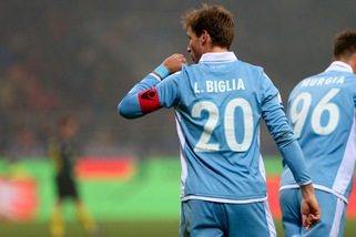 Milan, Biglia arriva in città. Tifosi rossoneri in festa