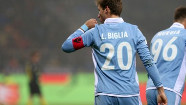 Milan, Biglia arriva in città. Tifosi rossoneri in festa