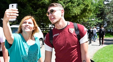 Torino, Belotti felice: selfie con i tifosi