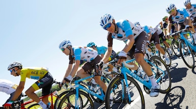 Tour de France: zampata di Matthews, Aru perde la maglia gialla