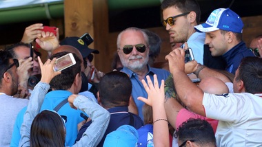 Napoli, De Laurentiis: bagno di folla a Dimaro