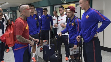 La Roma in viaggio per gli Stati Uniti: Nainggolan, che look!
