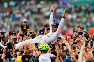 F1, Silverstone: Hamilton festeggia come una rockstar