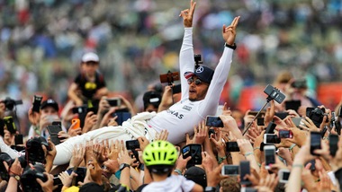 F1, Silverstone: Hamilton festeggia come una rockstar