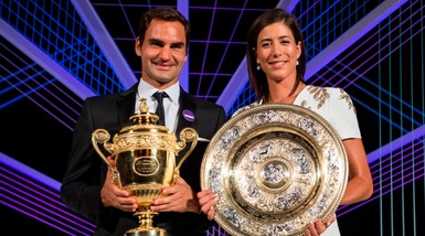 Wimbledon, Federer e la Muguruza posano con i trofei