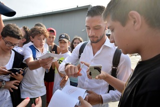 Juventus, De Sciglio al JMedical: quanti tifosi ad accoglierlo!